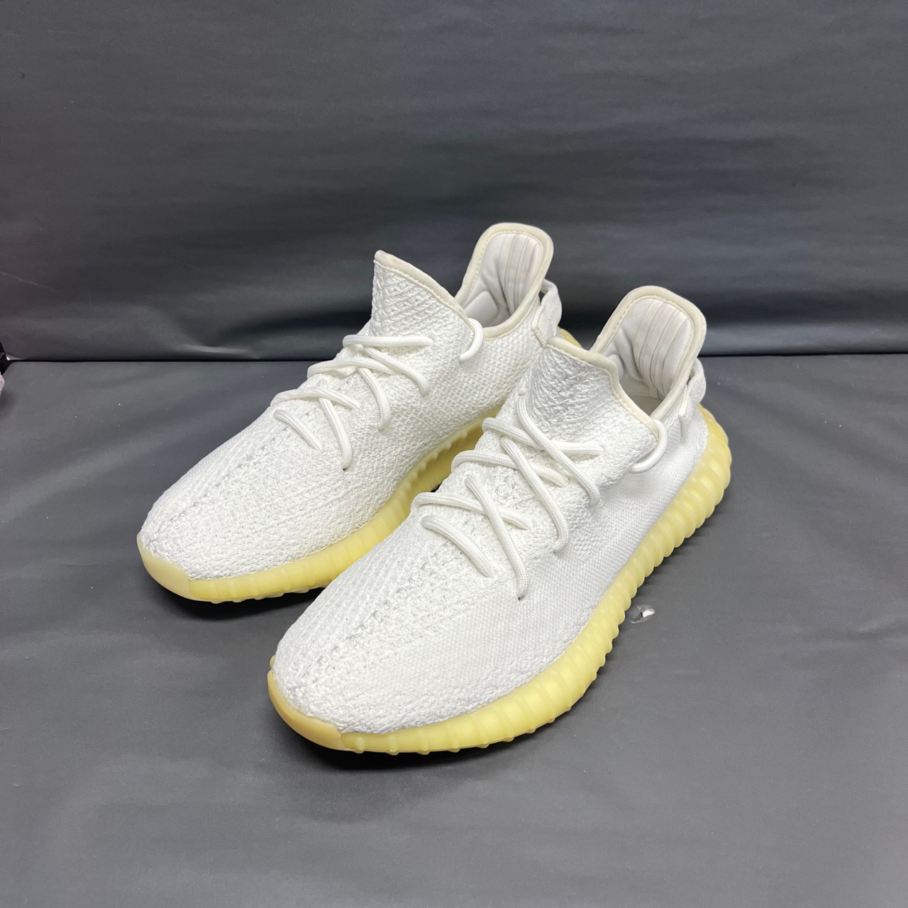 Yeezy球鞋350纯白/ 42码/9新/全新市场价3199/无原盒/A2189