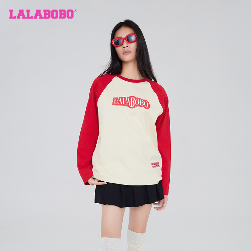 武汉LALABOBO23年新款插肩袖红白撞色刺绣垫肩卫衣女LBCC-WSDT42