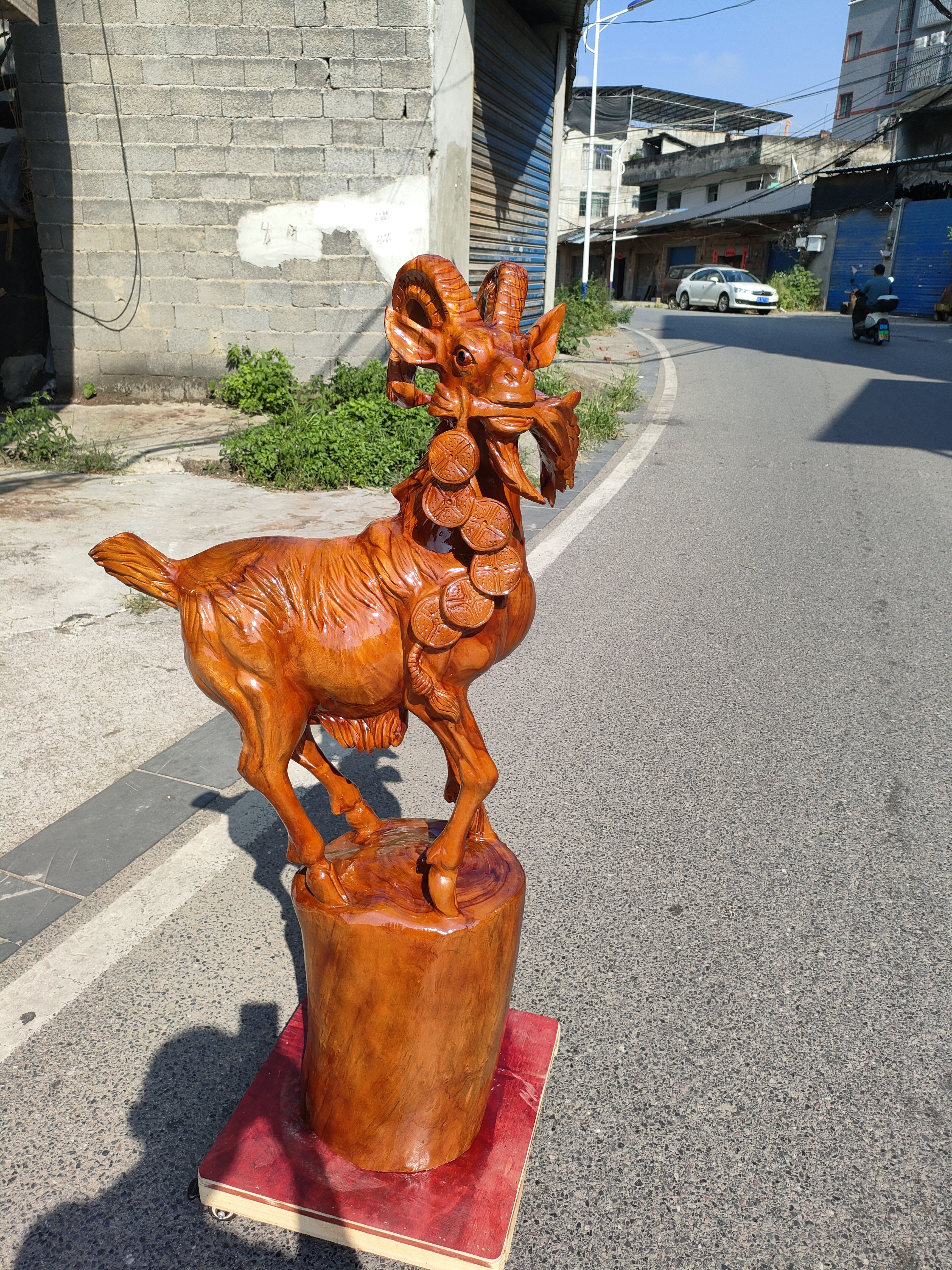 香樟木整不整雕领头羊摆件