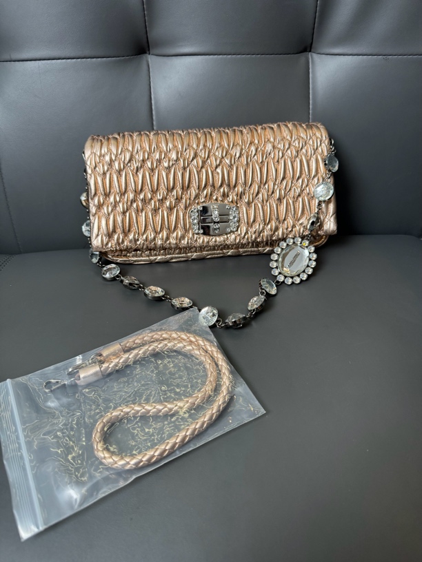 99新 MIU MIU/缪缪 褶皱时尚宝石单肩斜挎包