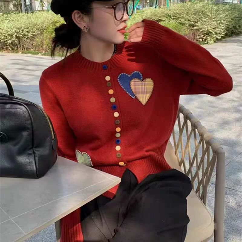 1931大码女装春新款高级感彩扣圆领爱心针织开衫减龄遮肉上衣