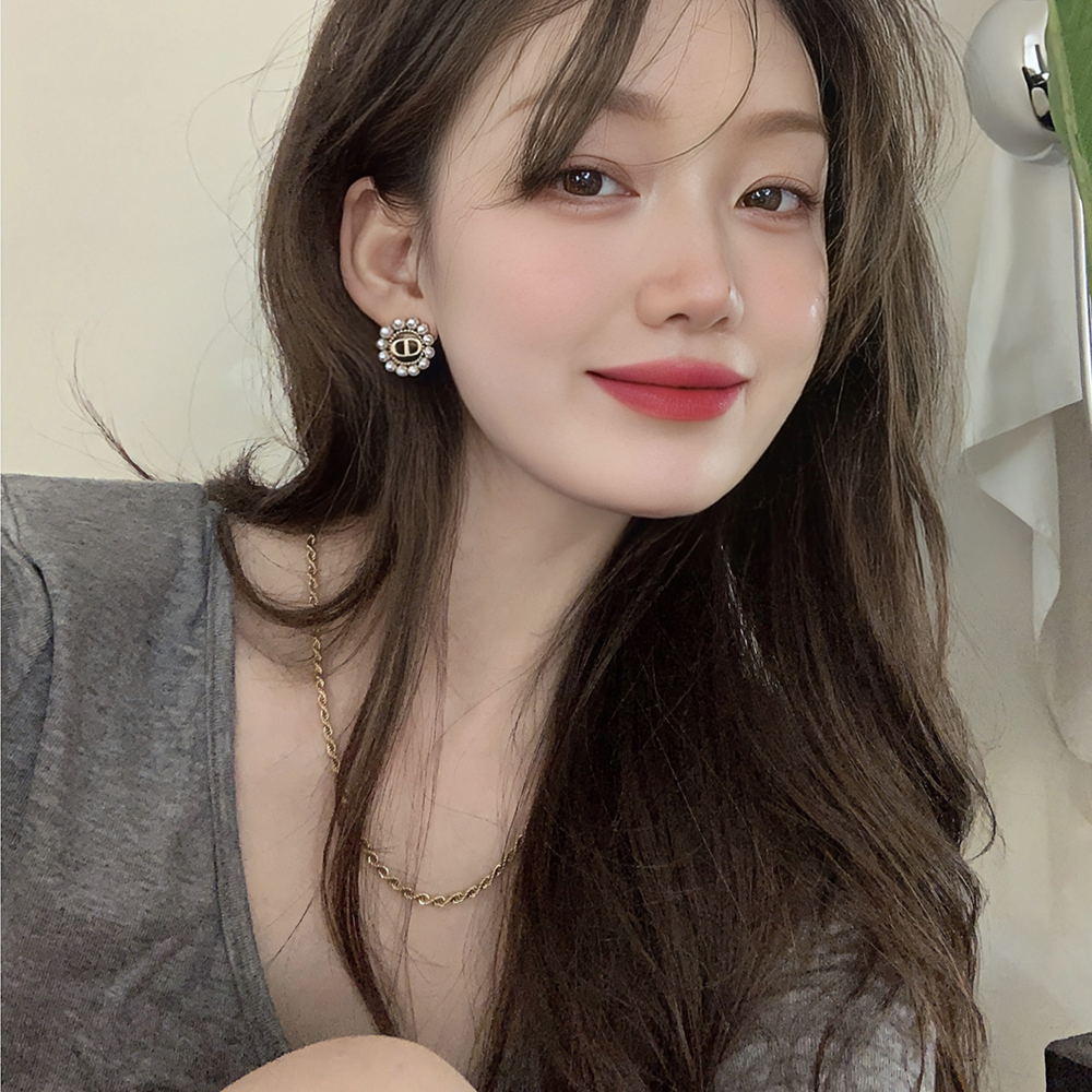 合金仿珍珠耳饰 字母圆形珍珠耳环新款女小众设计感高级轻奢耳钉