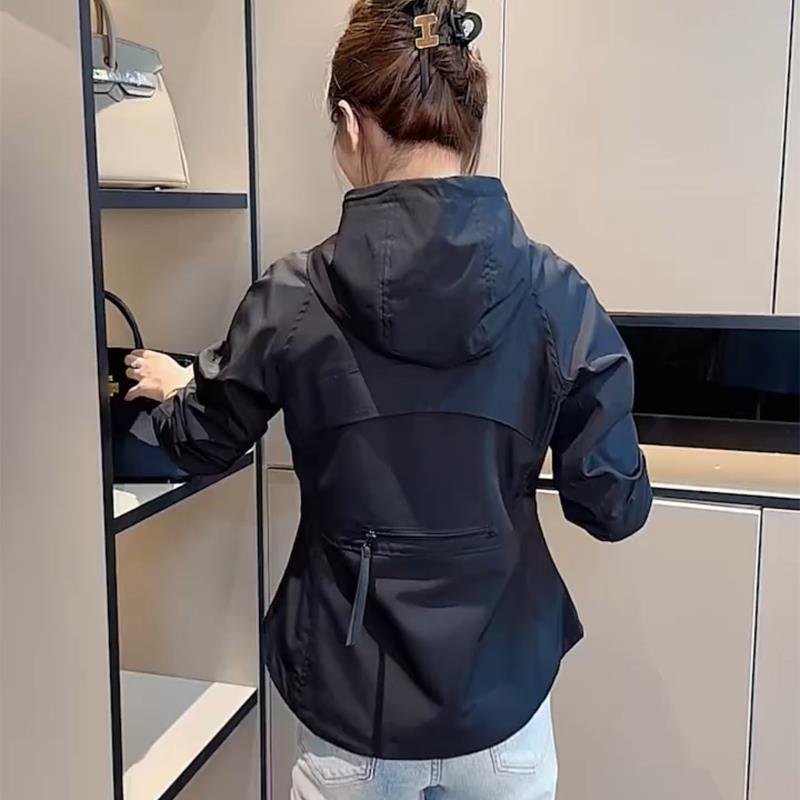 冲锋衣外套女短款2025春秋新款修身显瘦早秋连帽休闲夹克运动上衣