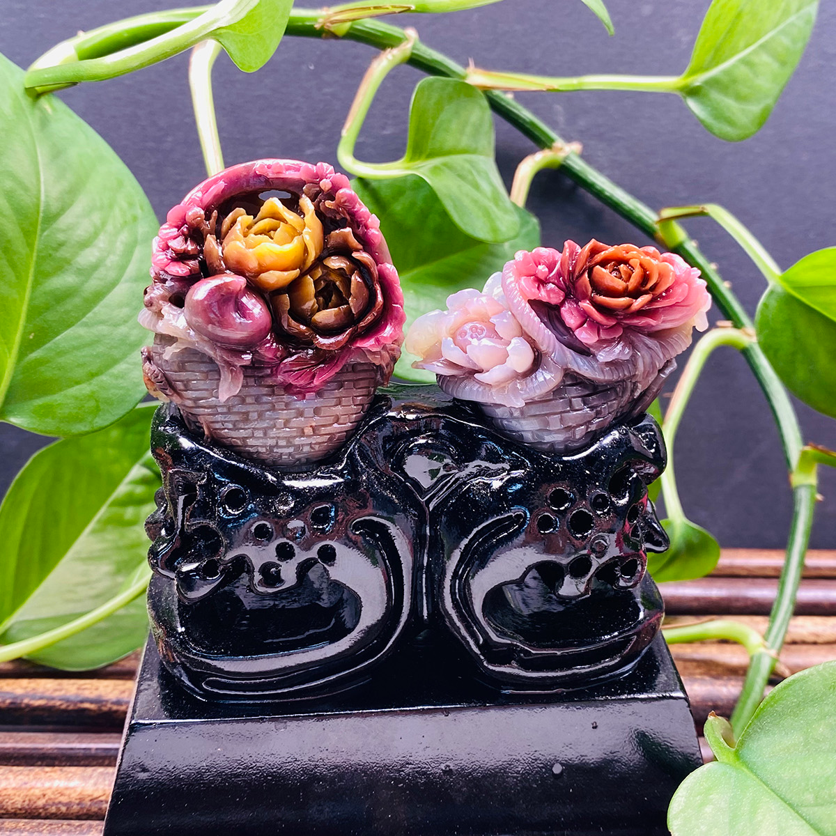 天然老矿七彩盐源玛瑙精雕石包玉花篮摆件