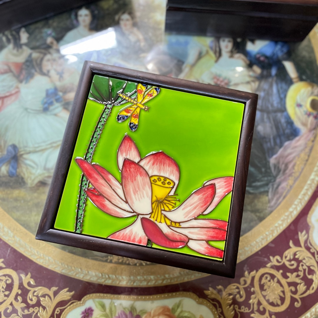 【荷上蜻蜓】 23.5*8.6cm 四宫格  瓷板画  干果盒
