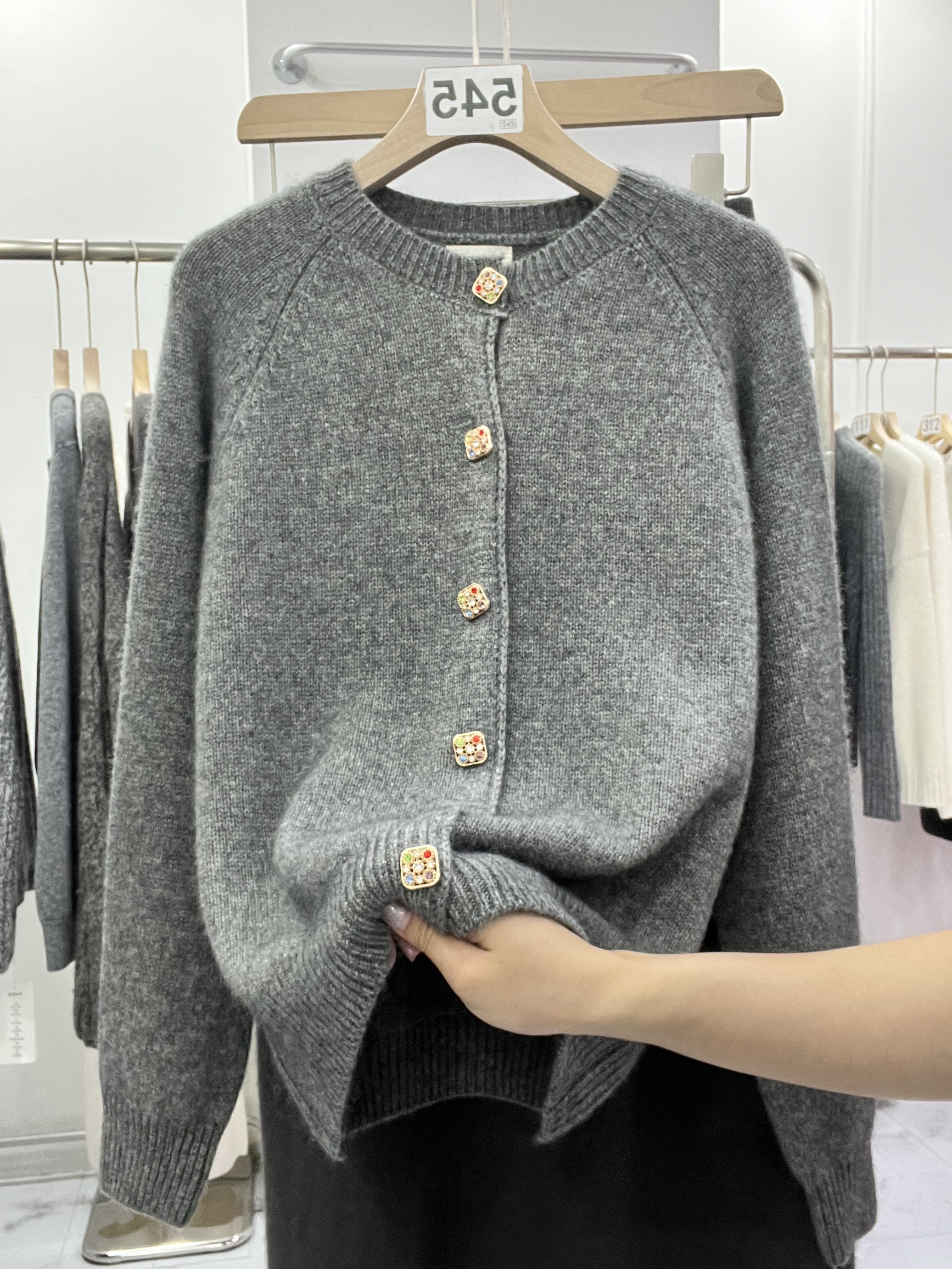 2024秋新款针织衫女款圆领镶钻纽扣羊毛开衫外套高级感独特上衣