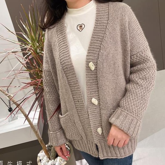 138款同款毛线，标价为1两（50克）的价格，织一件15两起拍