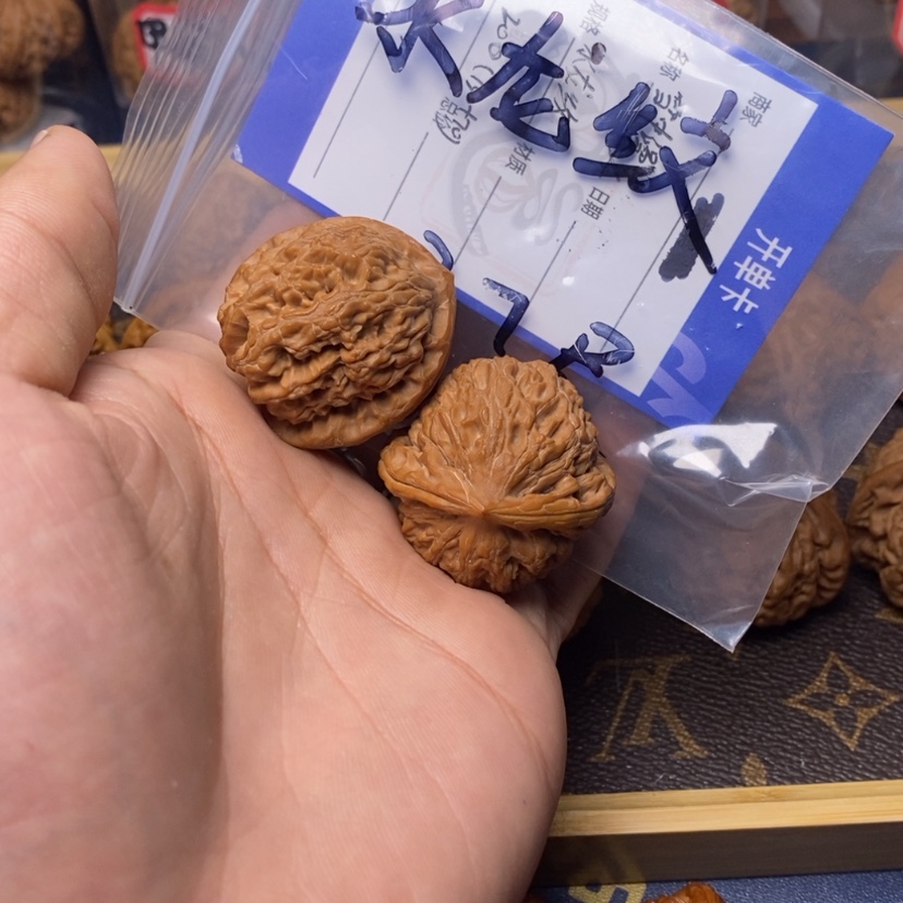 【闪购商品】文玩核桃吊坠雪**步