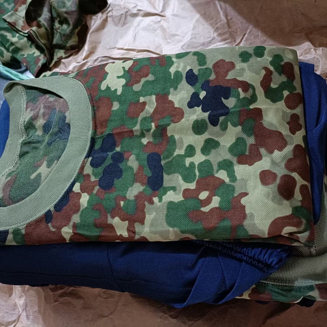 老式迷彩短袖藏青色短裤套装，价格实惠（淘汰服装）