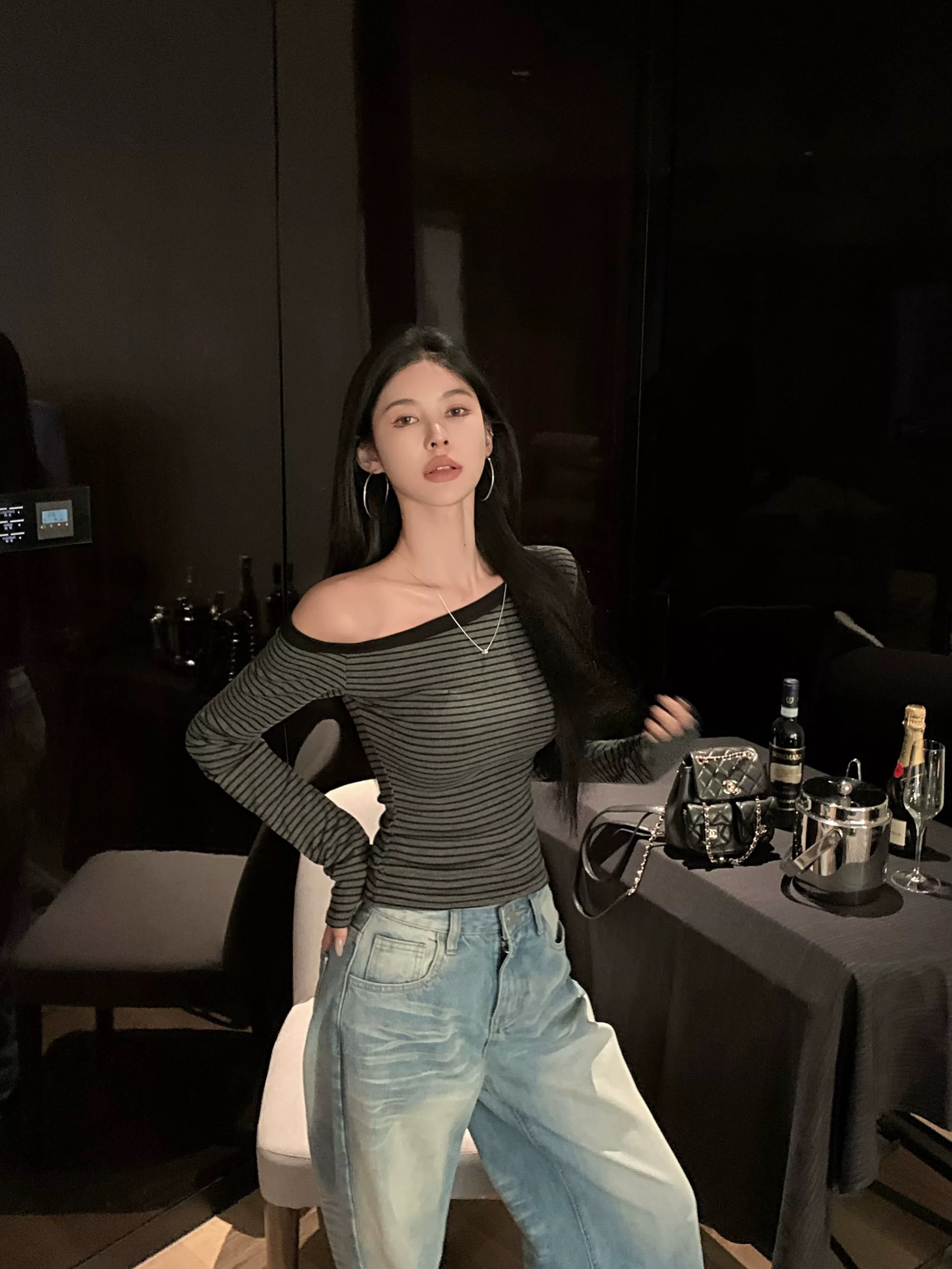 复古条纹斜领露肩长袖T恤女秋季修身显瘦百搭辣妹短款打底衫上衣