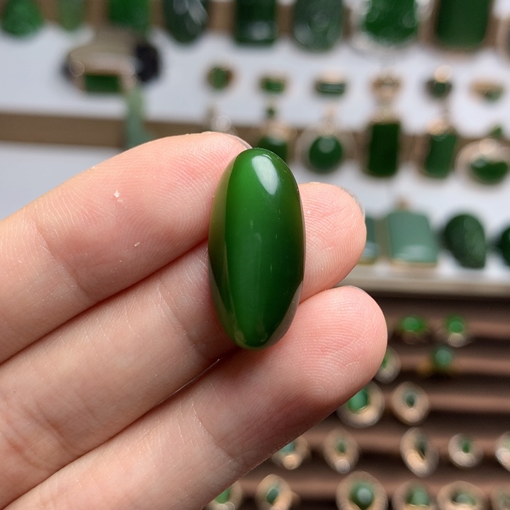 和田玉（碧玉）裸面未镶嵌果**?