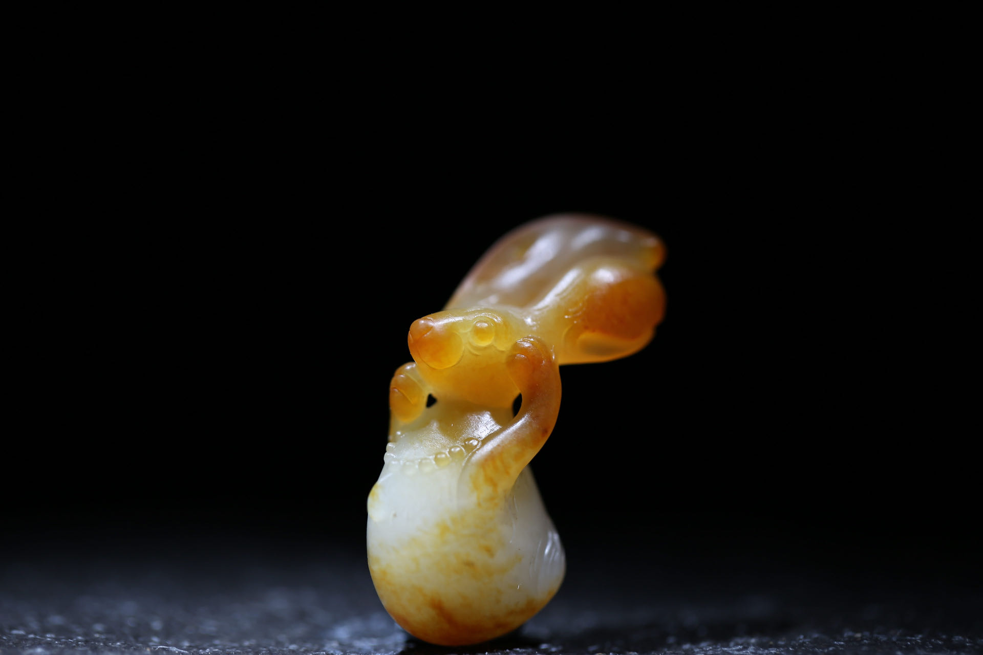 新疆和田玉前途似锦生肖兔挂件苏工巧雕吊坠