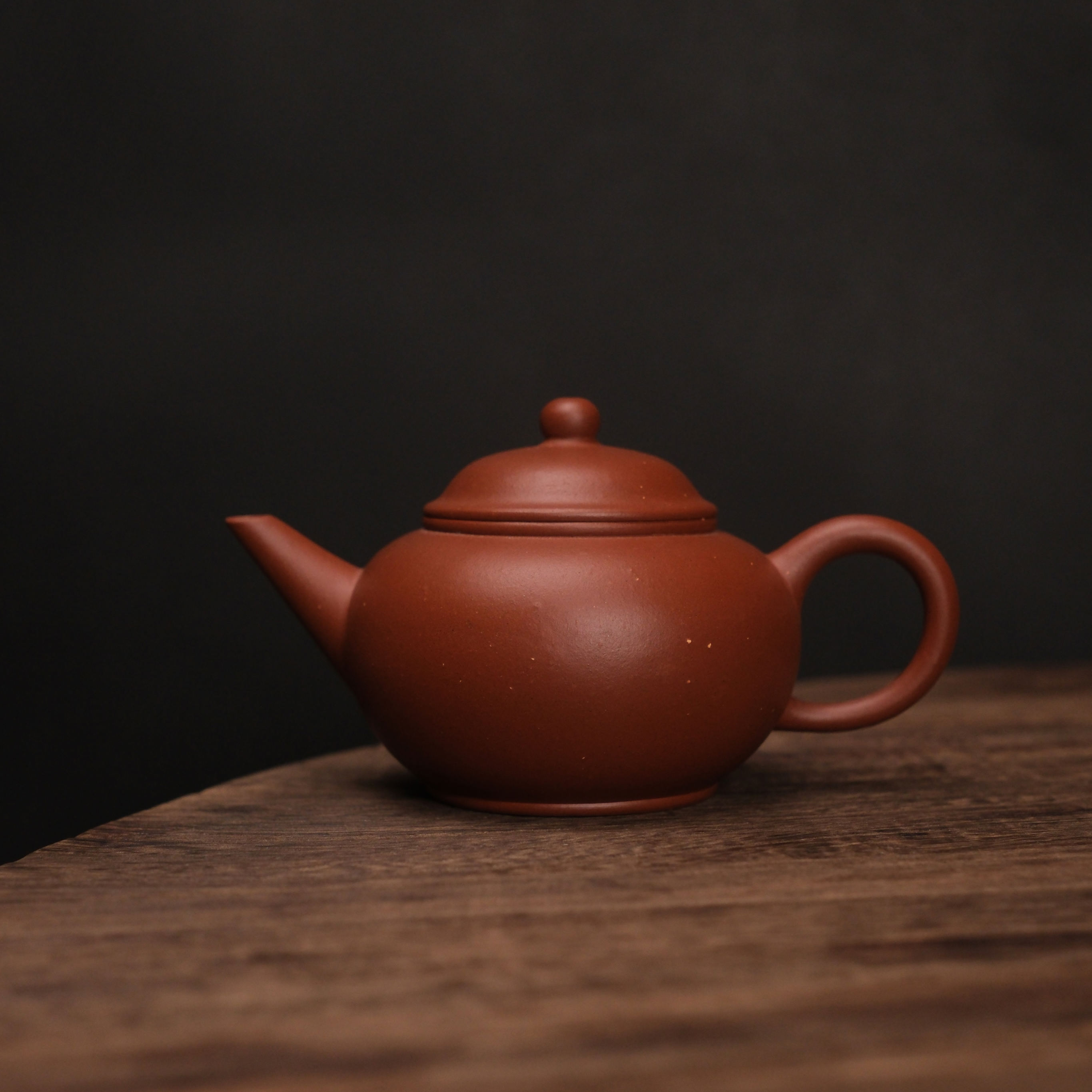 《梅云水平》梅云老师采用黄龙山红泥调砂精心制作而成容量190ml