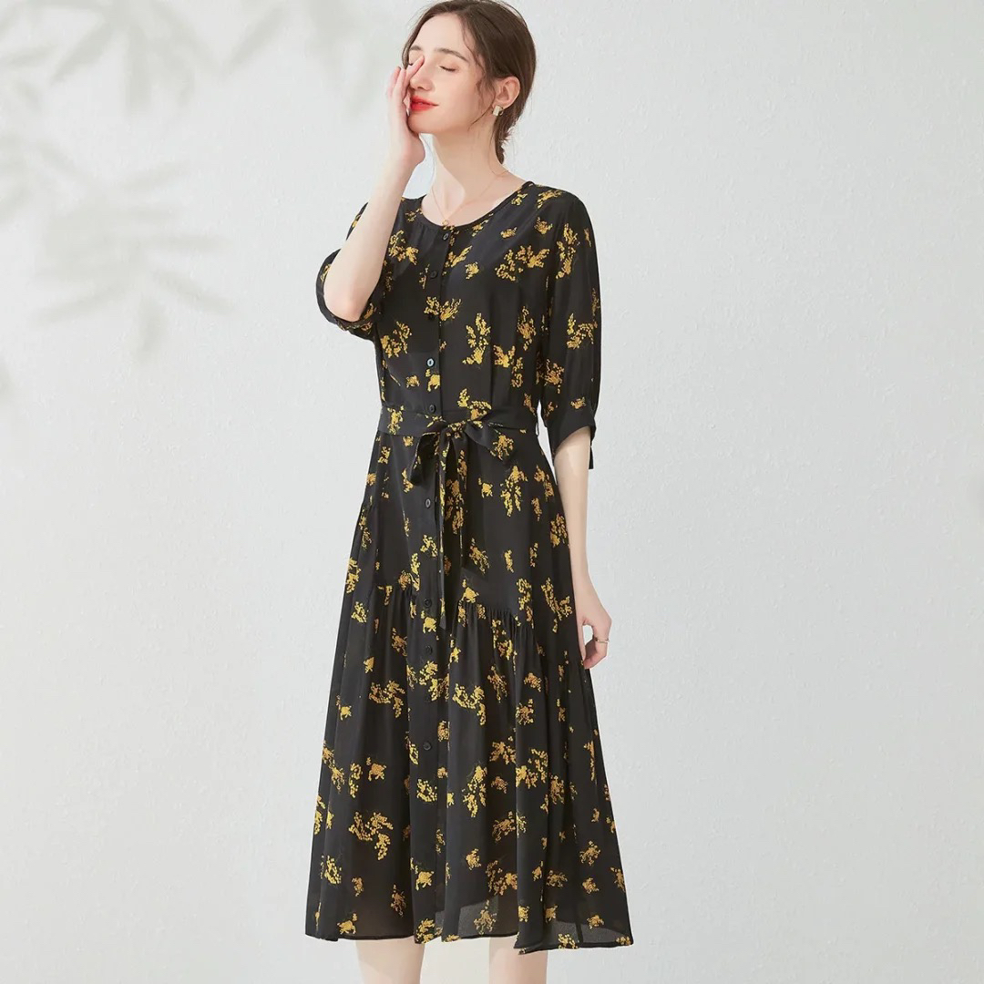 240236斑马中长款真丝连衣裙2024夏黑底黄花碎花桑蚕丝连衣裙