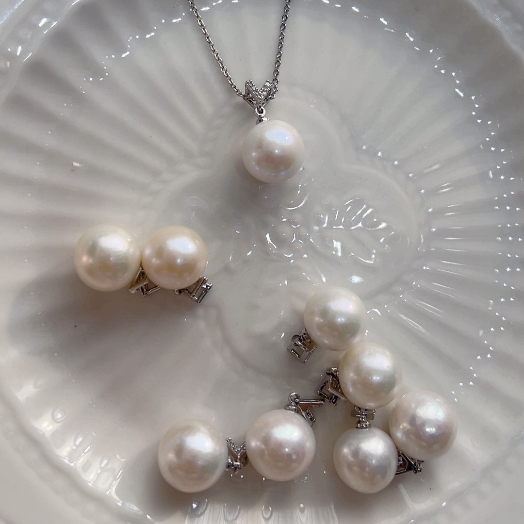 白珠银色V扣吊坠