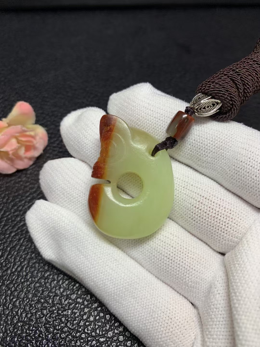 黄白河磨玉《玉猪龙》，玉质细腻，规格：长，36.0，宽，25.6，重，18.2。