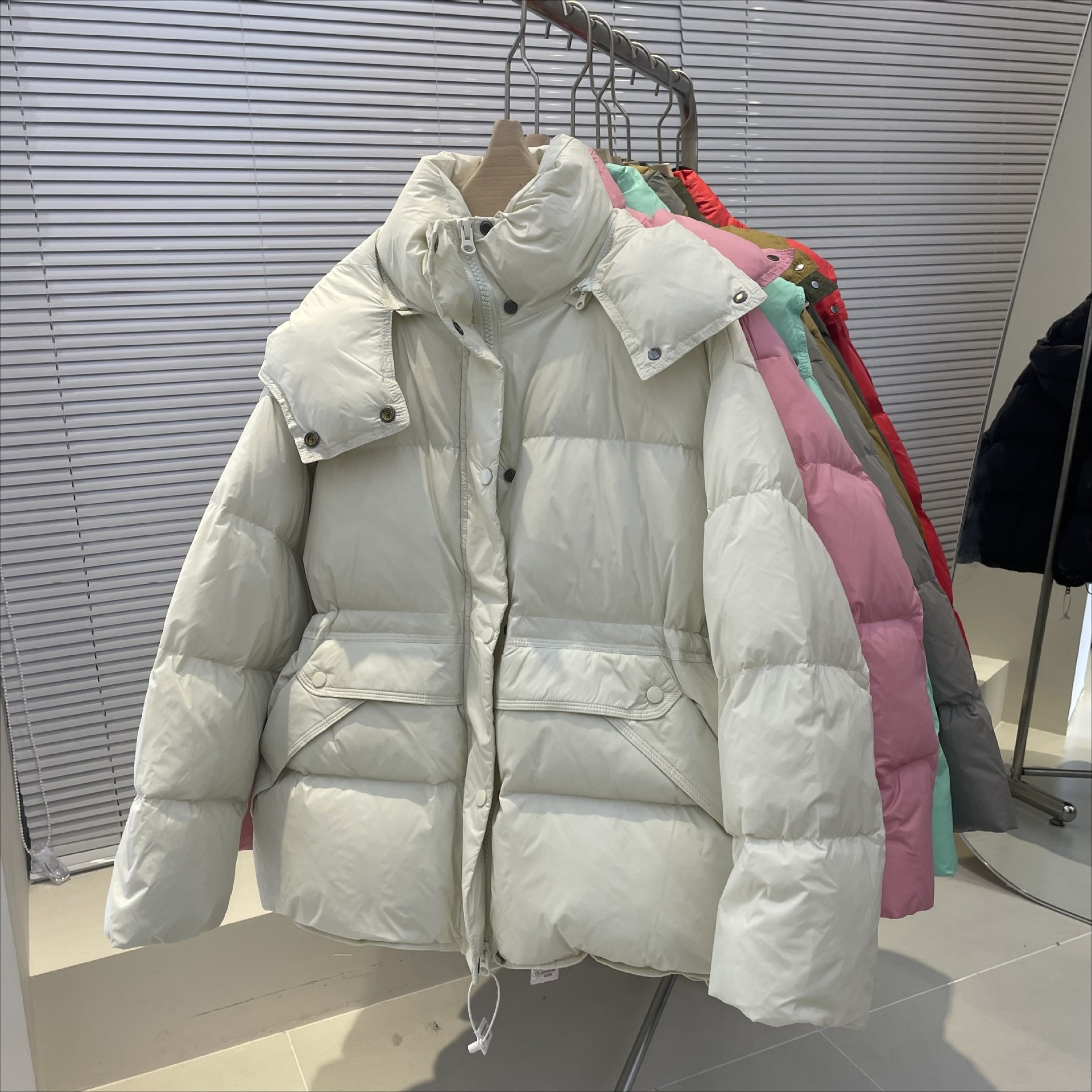 羽绒服女冬季2023新款连帽加厚90白鸭绒短款收腰显瘦保暖潮