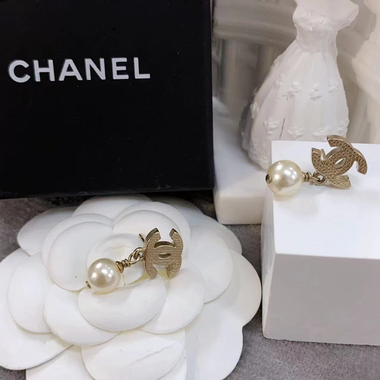 99新 Chanel/香奈儿 百搭款菱格纹珍珠小香风百搭耳钉V