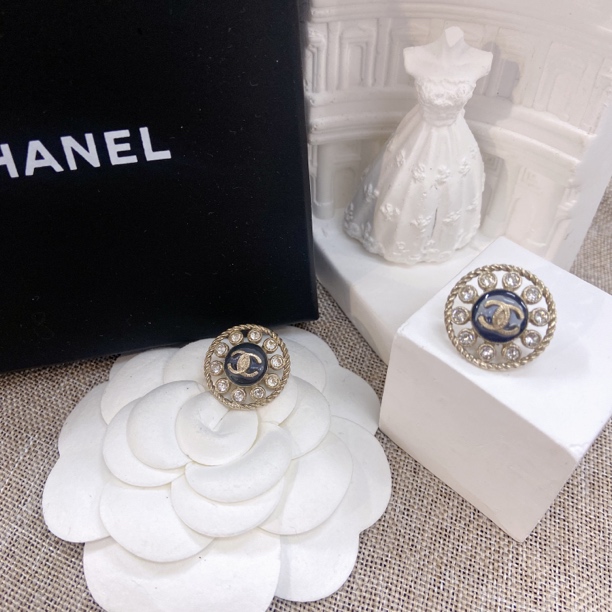 未使用 Chanel/香奈儿 百搭款扣子镂空珍珠满钻耳钉XW