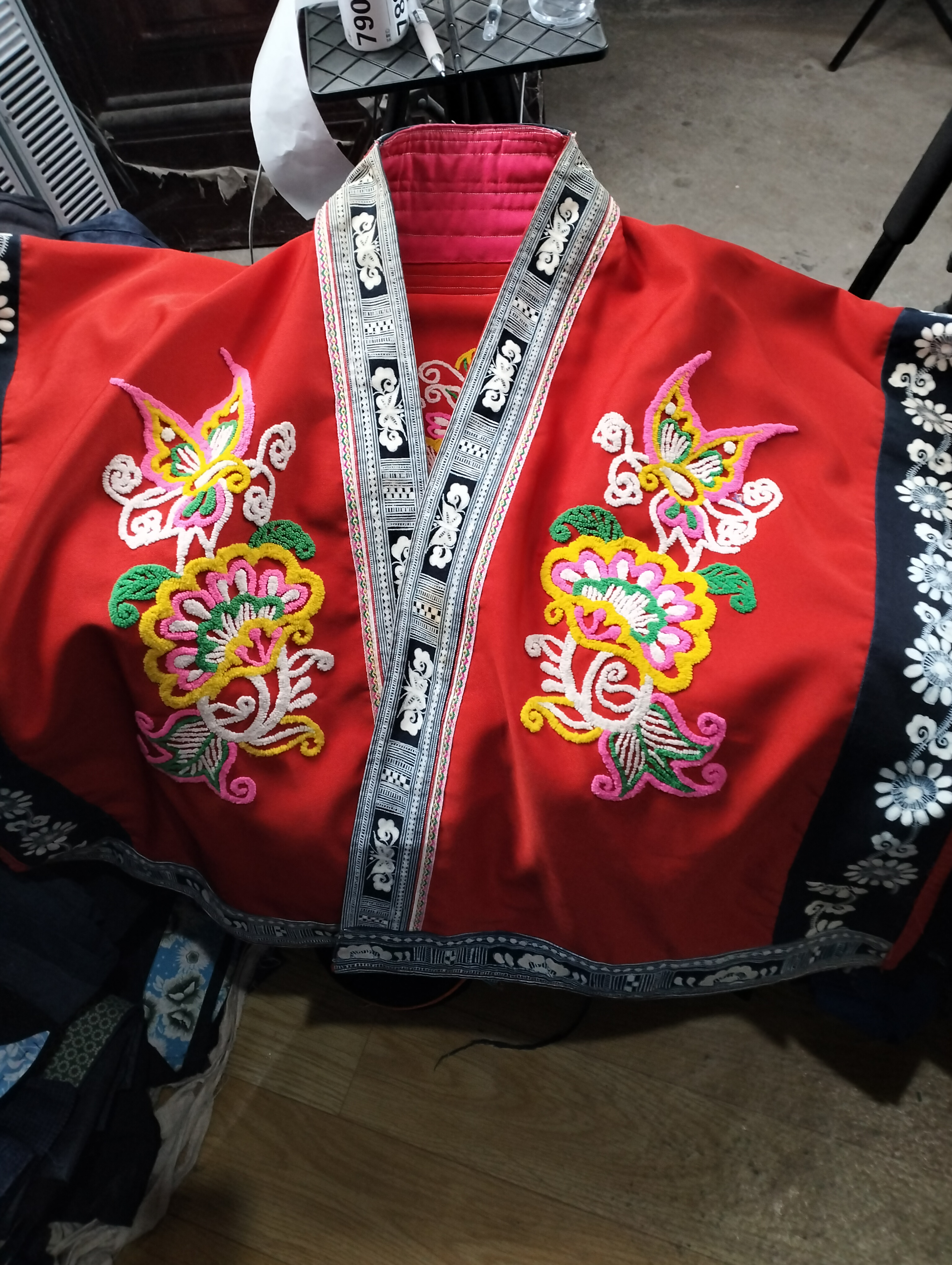 安顺花苗割绒绣蜡染衣服