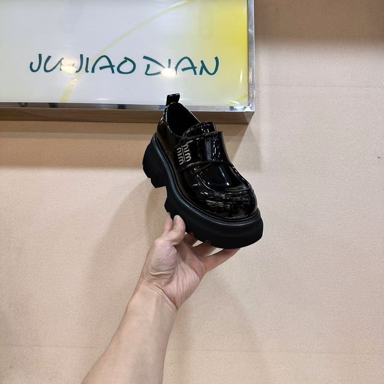 欧货厚底增高漆皮乐福鞋女2024秋季新款英伦风魔术贴时尚小皮鞋潮