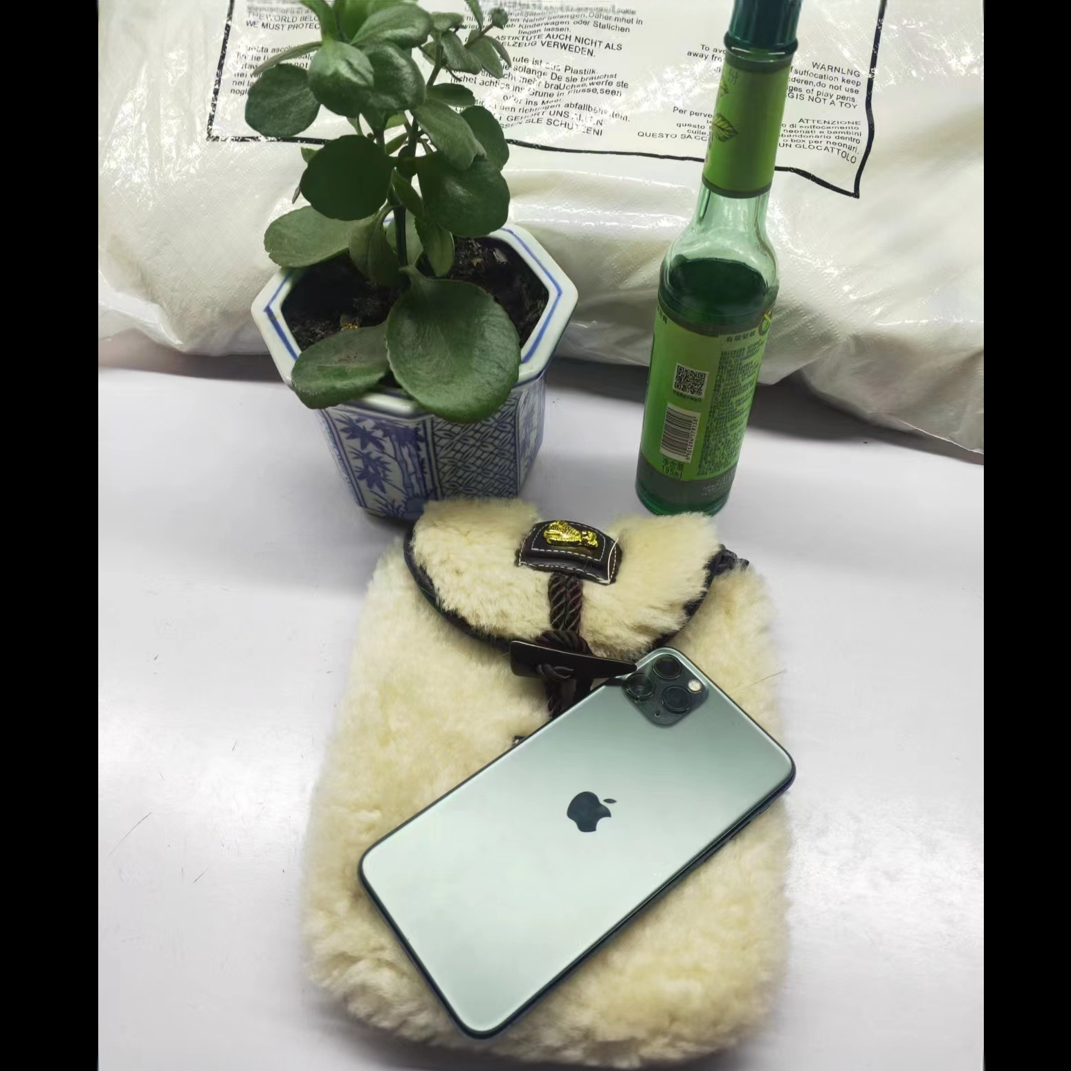 圣依莱轻奢皮草服装店——多样配饰包包                          