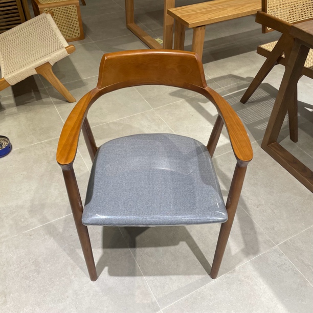 北欧风总统椅肯尼迪实木餐椅广岛椅新中式简约家用背靠扶手椅圈椅