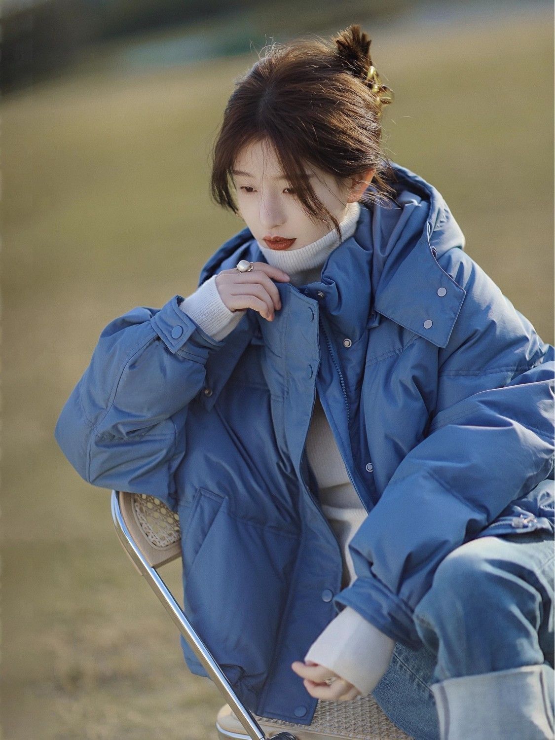 白鸭绒羽绒服女冬季2023新款宽松小众设计高级加厚显瘦慵懒感外套