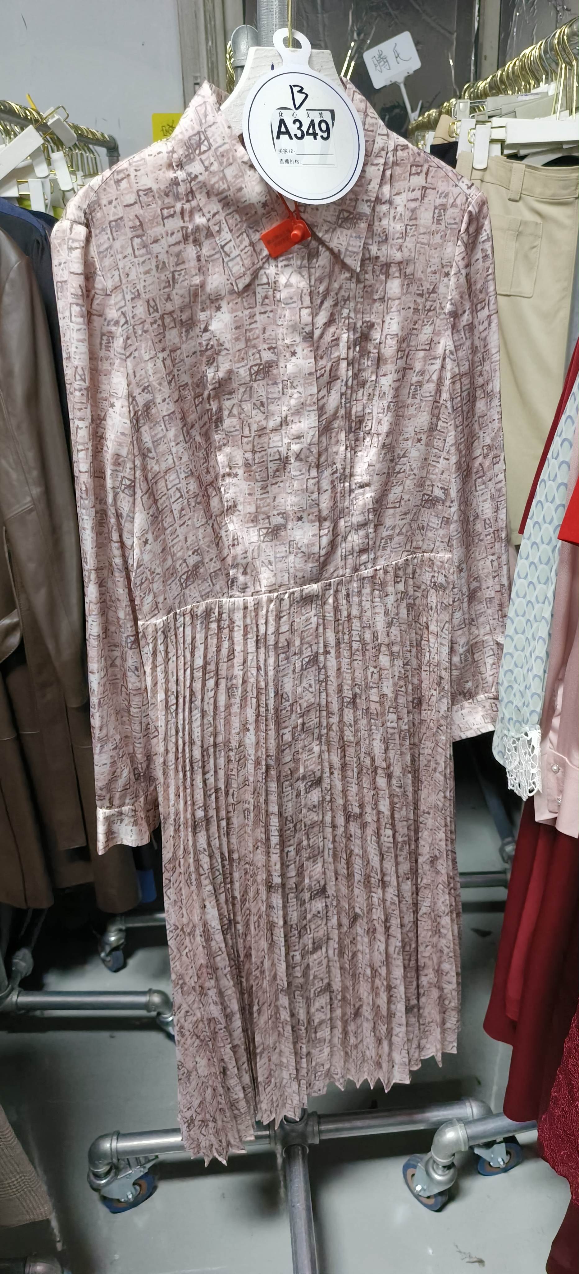 （349）众心服饰-非主图款女装-以主播展示介绍为主-春夏重磅印染复