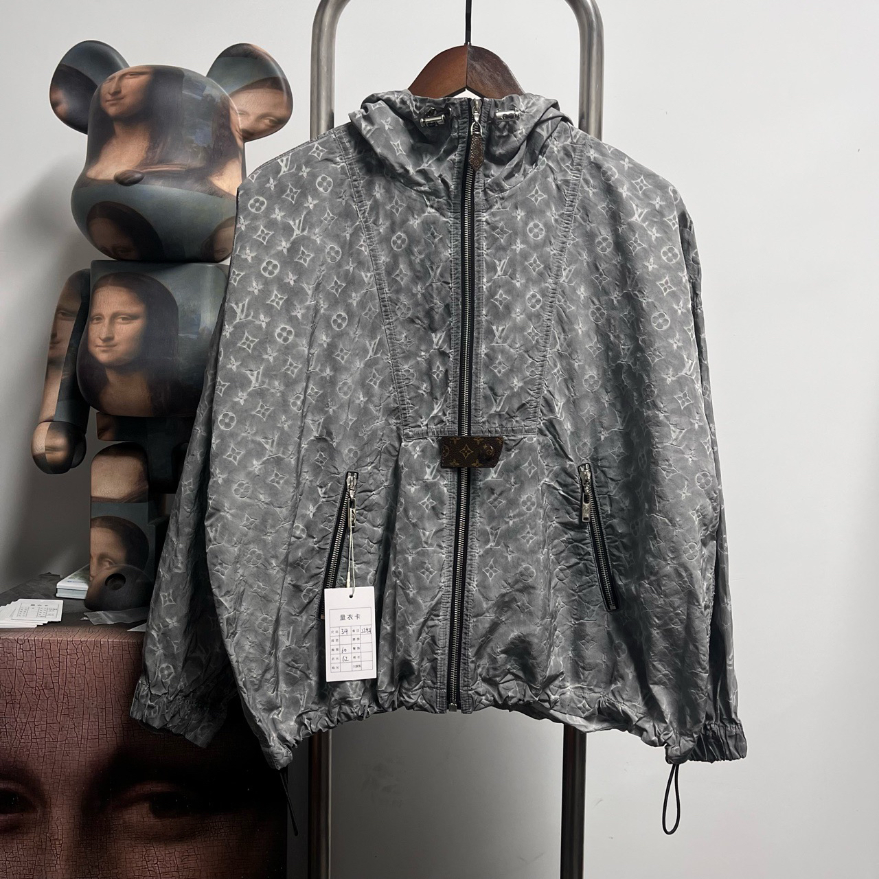 Louis Vuitton Lv满印冲锋衣 J2421 尺码：34 衣长62 胸围60 