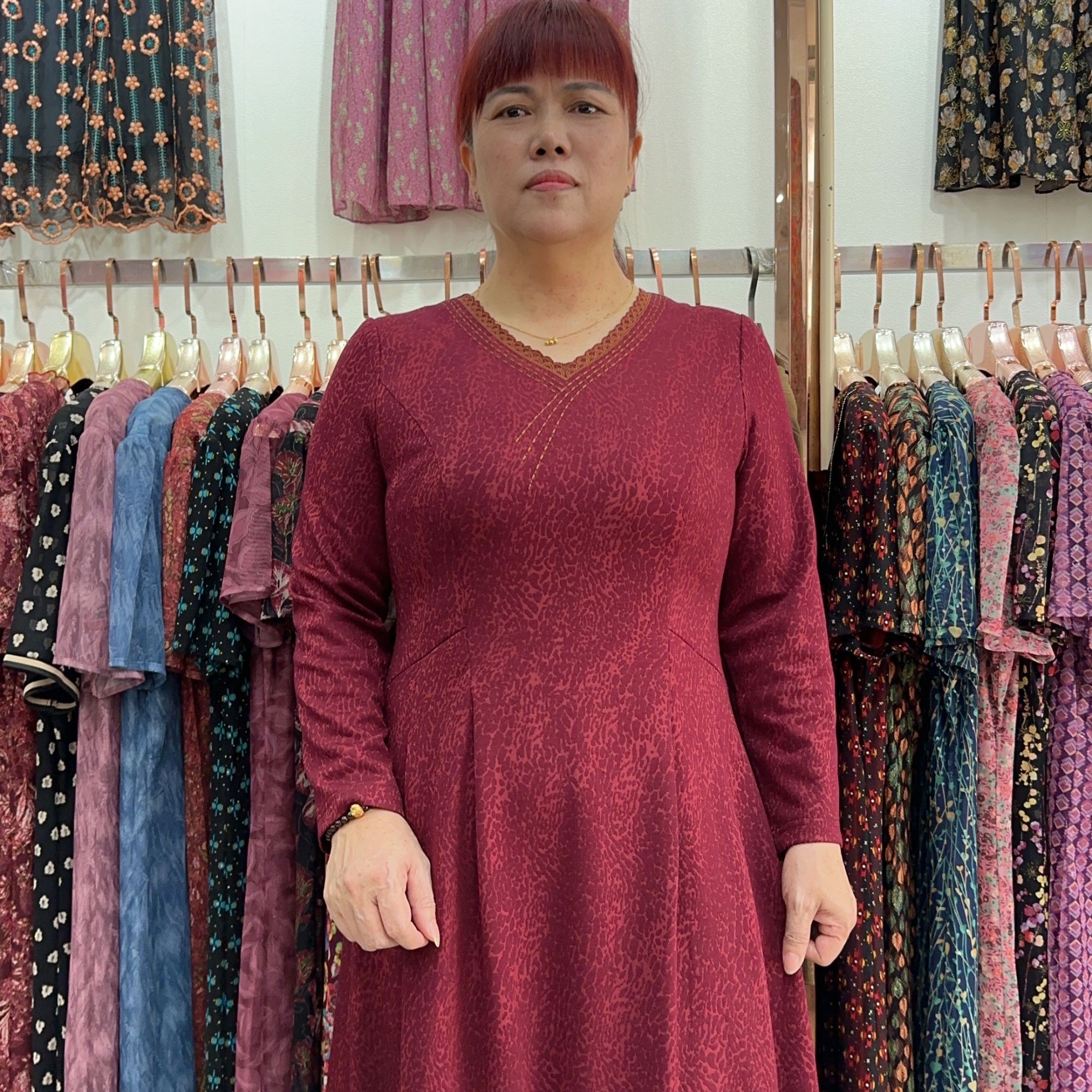 2024新款秋季中老年妈妈连衣裙红色时尚长款长袖秋冬妈妈连衣裙