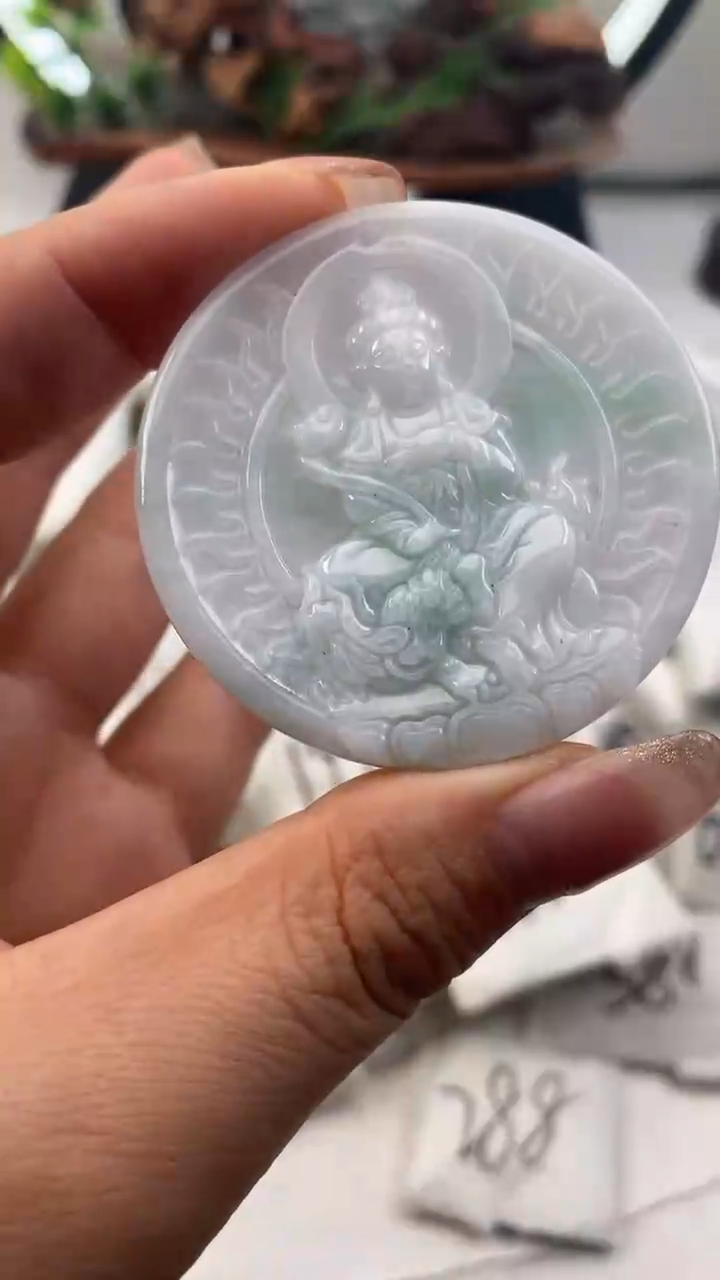 【闪购商品】翡翠颈饰未镶嵌观音微瑕