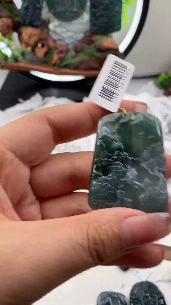 【闪购商品】翡翠颈饰未镶嵌山水牌