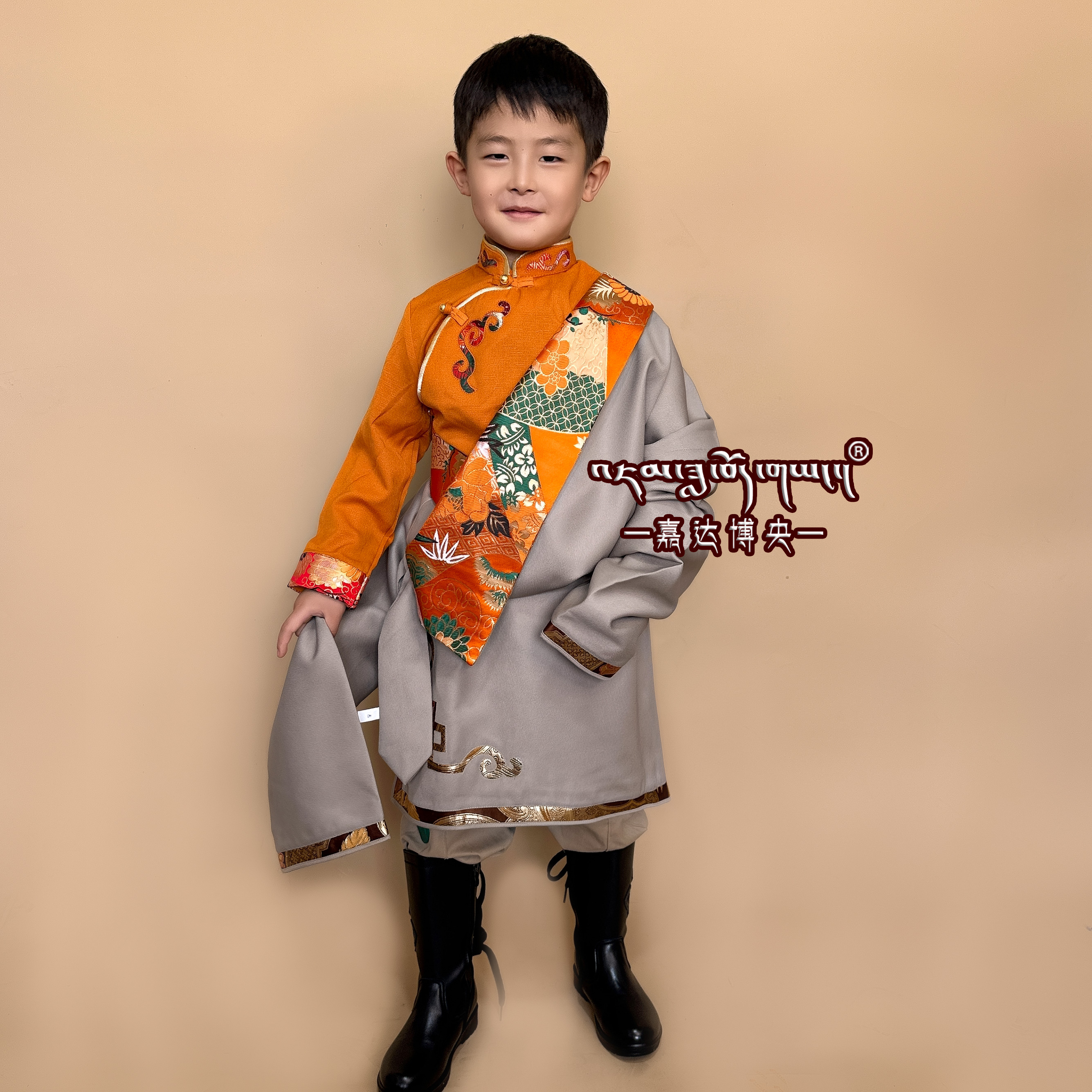 嘉达博央男孩藏族藏袍特马料时尚绣花康巴拉萨舞蹈服日常学生藏衣