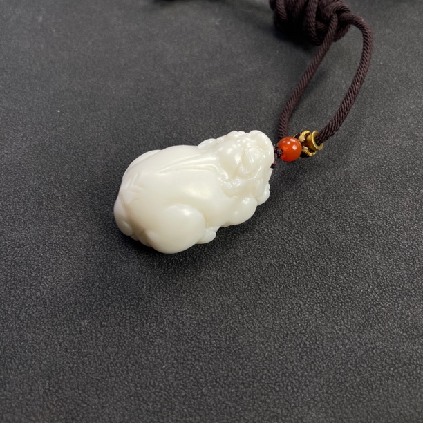 天然和田玉精品貔貅吊坠尺寸约40*25*20mm