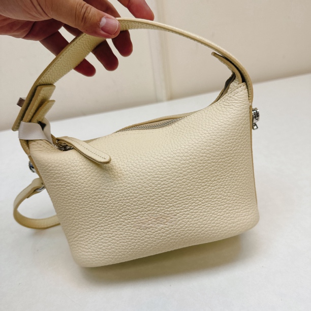 56114 奶白色，头层牛皮手提斜背新月包，尺寸：18x20cm