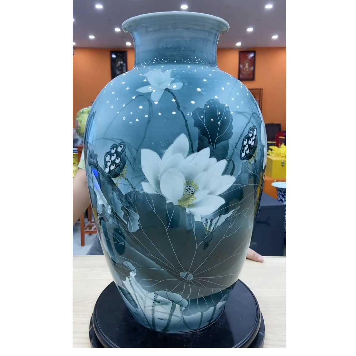 景德镇陶瓷客厅电视柜新中式摆件刘宗建荷塘清香墨绿色腰鼓瓶