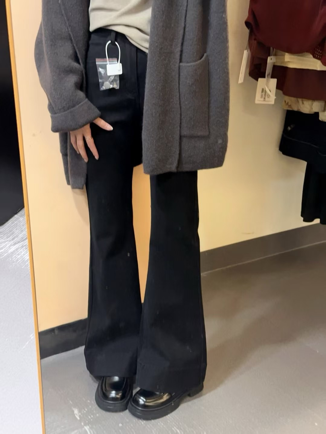 显瘦黑色喇叭九分牛仔裤