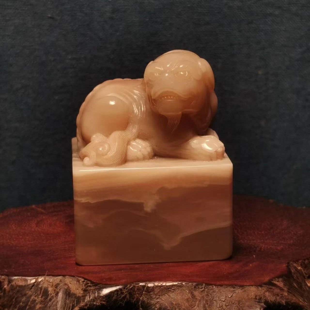 寿山品种石善伯奇狮子钮