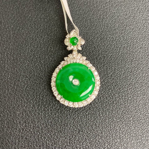 翡翠辣阳绿平安扣吊坠18k金满钻豪华镶嵌