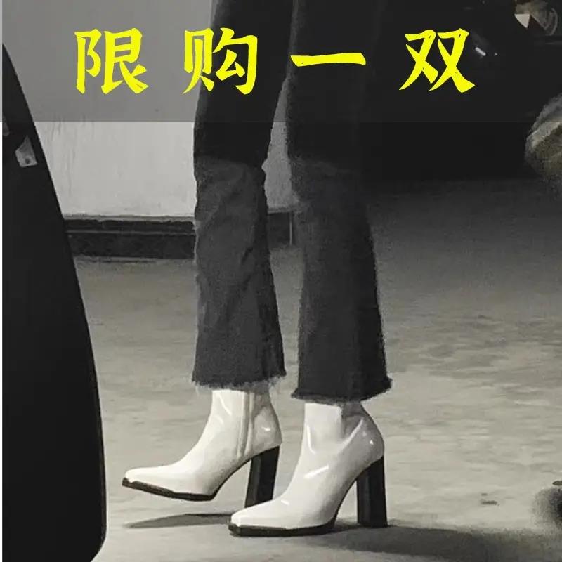 断码女鞋2023秋冬新款高级感高跟漆皮短靴女粗跟方头白色瘦瘦靴