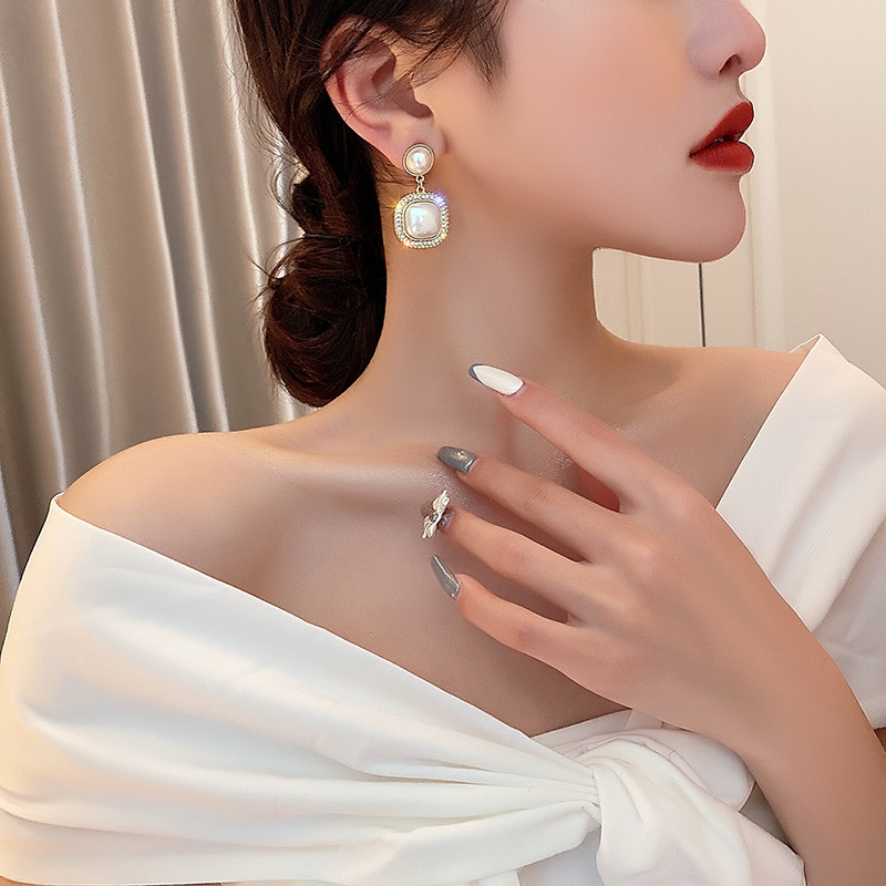 铜合金耳饰 m耳环女轻奢小众2024新款潮网红感温婉耳饰N0128