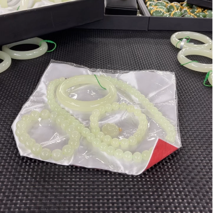 和田玉手镯+手串+项链+12mm手串+18K平安扣 一套多样性发1件