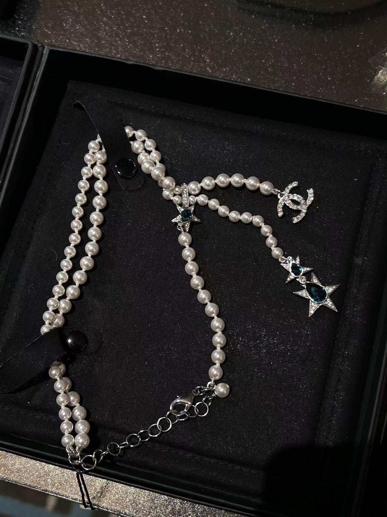 95新  展会外场 chanel 珍珠多元素毛衣链