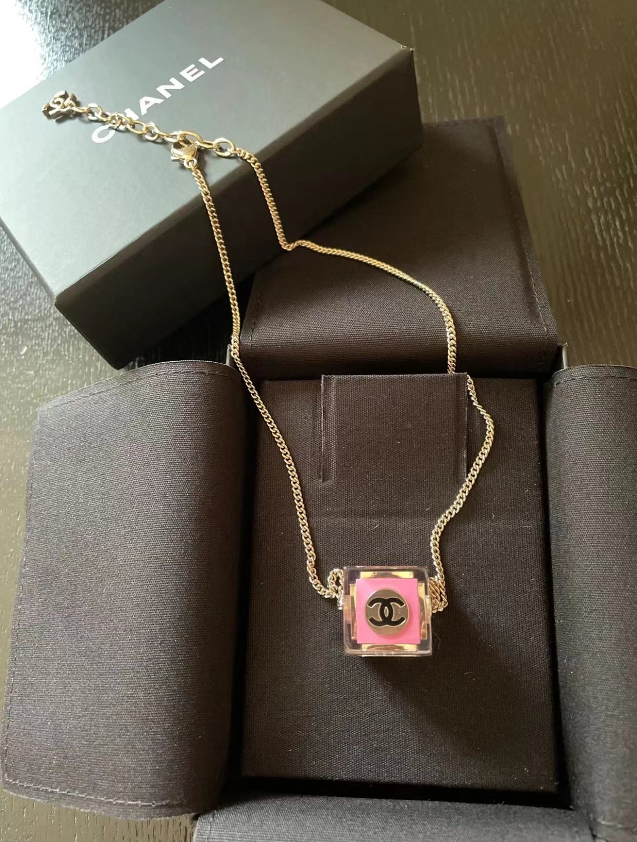 95新  展会外场 chanel 粉色珐琅骰子项链