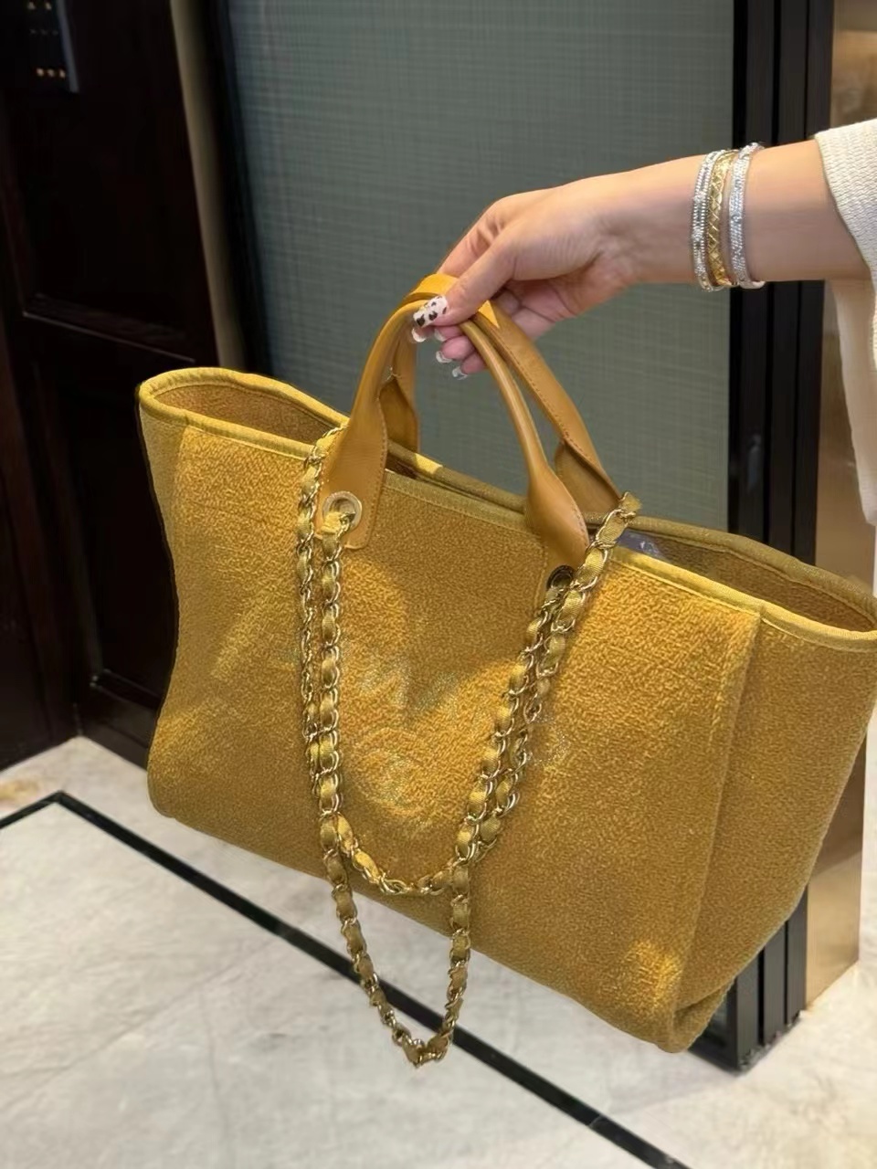 95新 Chanel/香奈儿 芒果黄沙滩托特包 中号 38cm 10232682