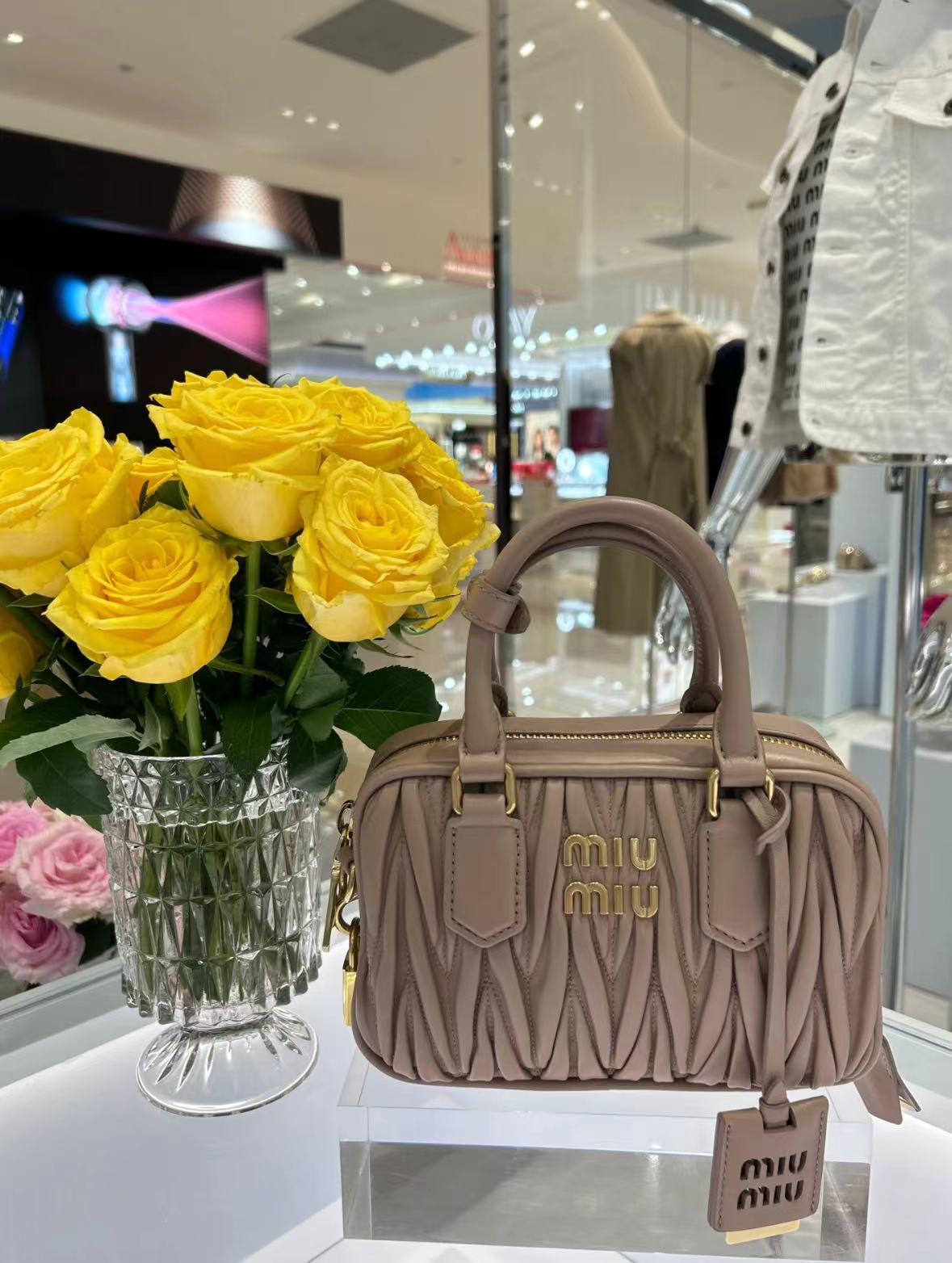 95新 MIU MIU/缪缪 奶咖色褶皱保龄球包 20cm 9597563