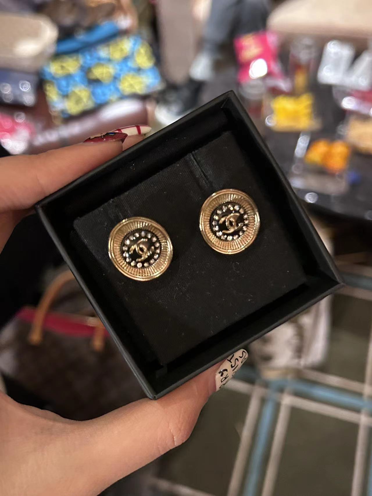 95新  展会外场 chanel 纽扣钻钻耳钉