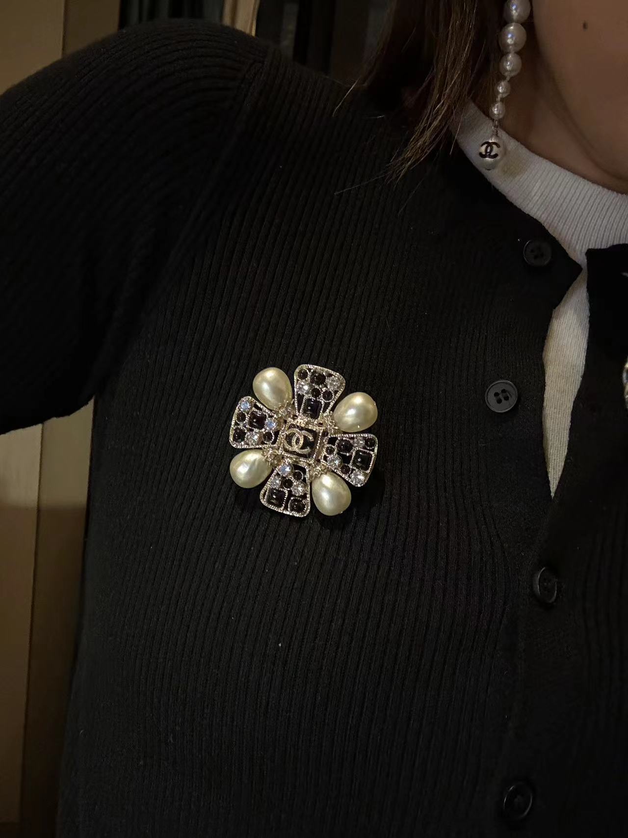 95新  展会外场 chanel 珍珠胸针
