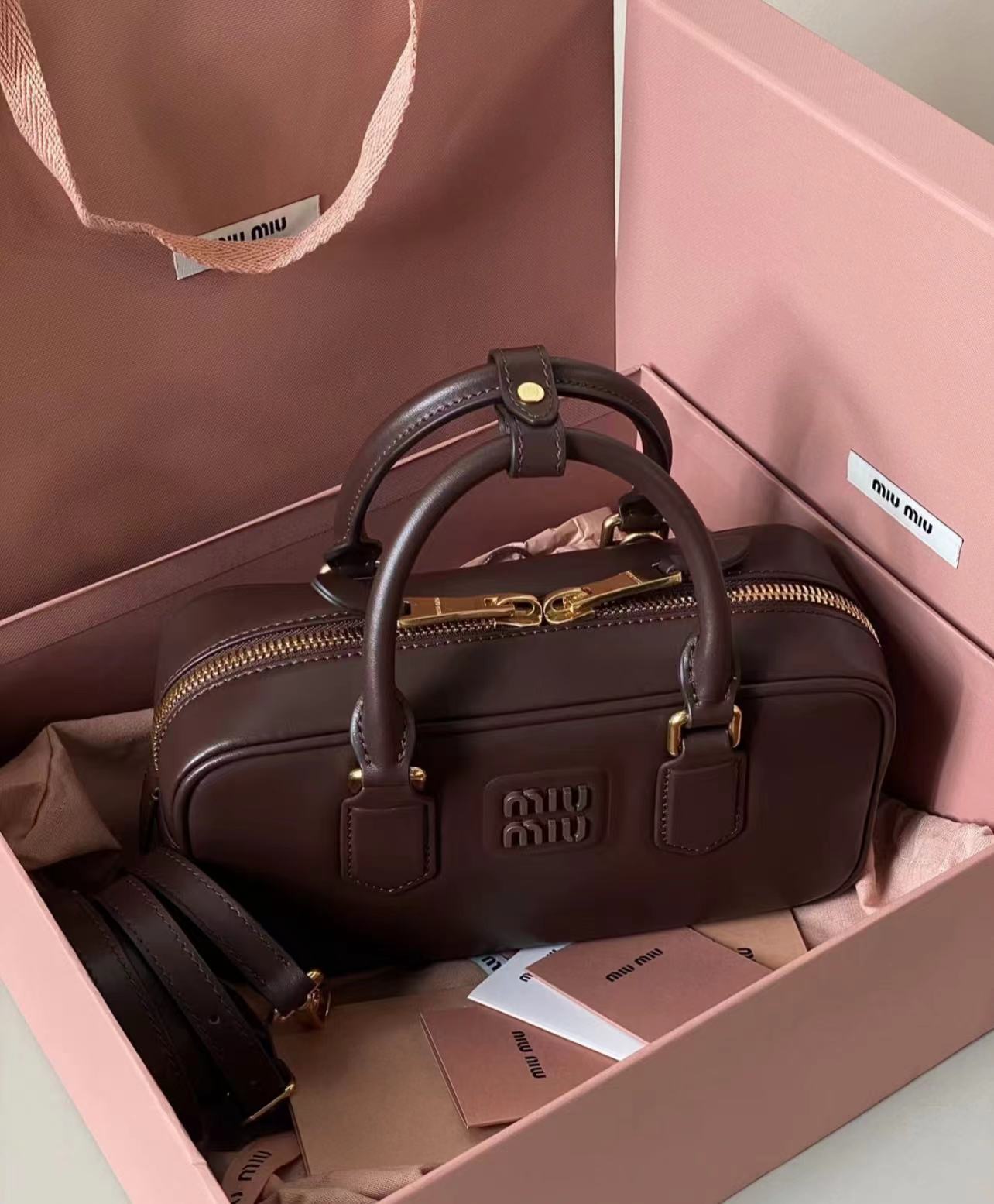 全新未使用 MIU MIU/缪缪 石楠木色 保龄球包 小号 22cm 11111814